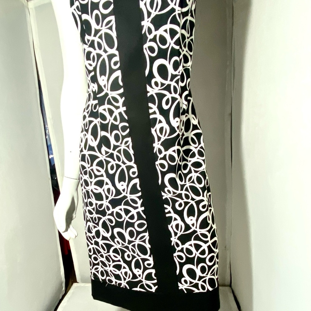 Connected Apparel Elegant Black and White abstract patterns sleeveless zip Dress